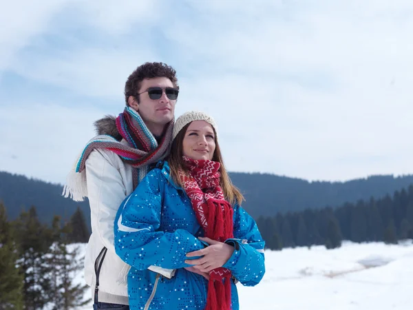 Pareja divirtiéndose en nieve fresca en vacaciones de invierno — Foto de Stock