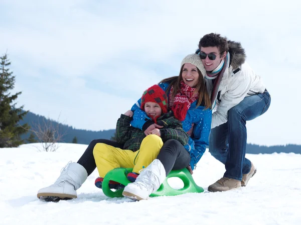 雪と家族の肖像 — ストック写真