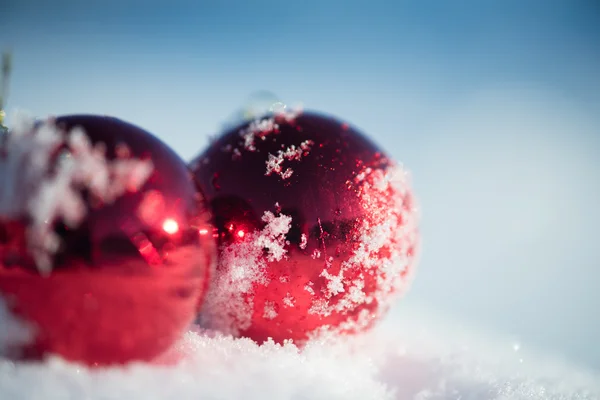 신선한 눈에서 빨간색 크리스마스 볼 — 스톡 사진