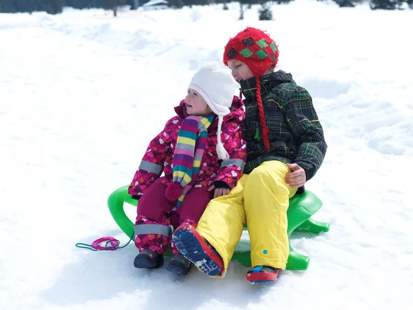 Portret chłopca i dziecko dziewczynka na ferie zimowe — Zdjęcie stockowe