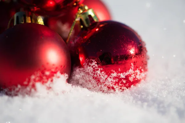 Червоні різдвяні кульки в свіжому снігу — стокове фото