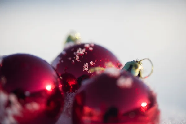 新鮮な雪の中の赤いクリスマス ボール — ストック写真