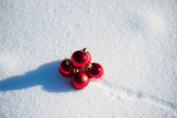 新鮮な雪の中の赤いクリスマス ボール — ストック写真