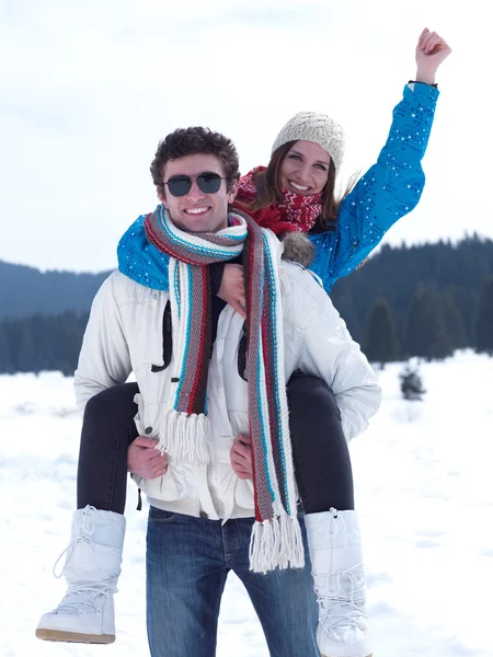 Casal se divertindo na neve fresca em férias de inverno — Fotografia de Stock