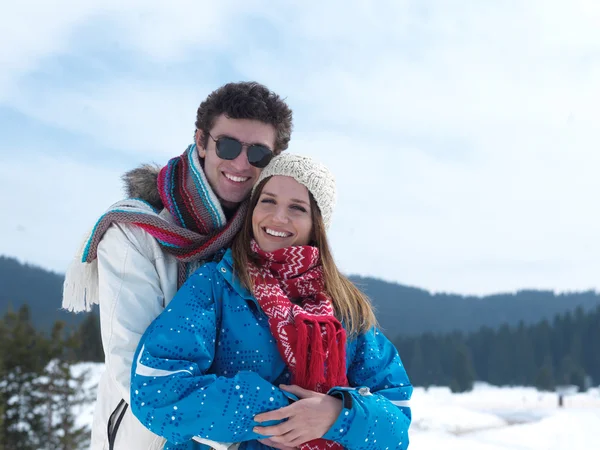 Casal se divertindo na neve fresca em férias de inverno — Fotografia de Stock