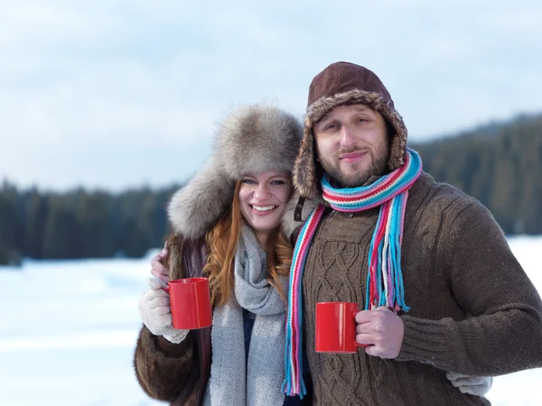 Glada unga par dricka varmt te på vintern — Stockfoto