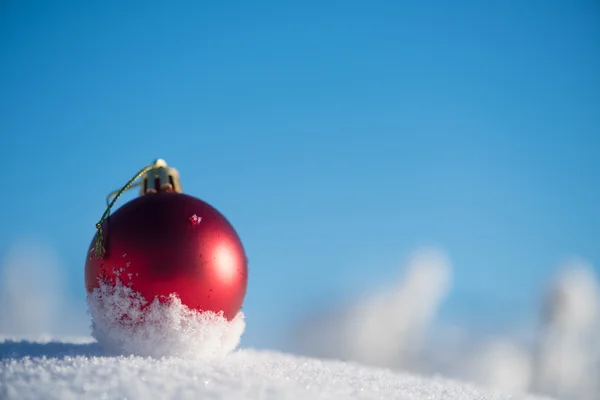 Punainen joulupallot tuoreessa lumessa — kuvapankkivalokuva