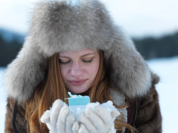 Girl with gift at winter scene — Stock Photo, Image