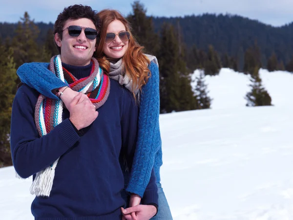 Pareja divirtiéndose en espectáculo fresco en vacaciones de invierno —  Fotos de Stock