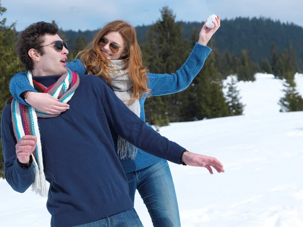 Paar hat Spaß an frischer Show im Winterurlaub — Stockfoto
