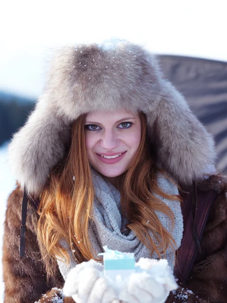 Chica con regalo en la escena de invierno —  Fotos de Stock