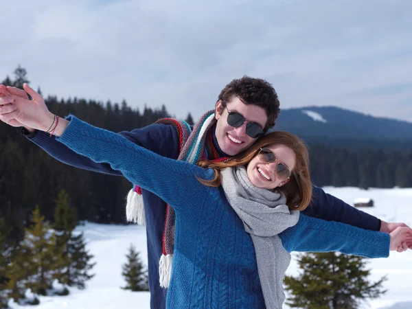 Пара веселится на свежем шоу на зимних каникулах — стоковое фото