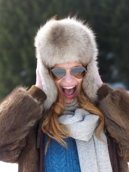 Schöne junge Frau mit rotem Haar in Schneelandschaft — Stockfoto