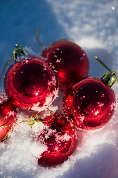 Bolas rojas de Navidad en nieve fresca — Foto de Stock