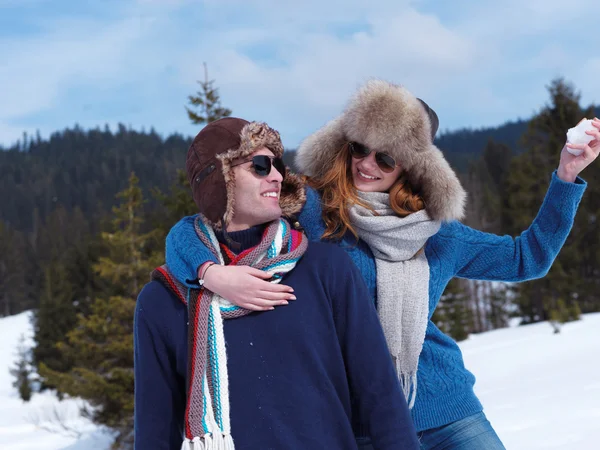 Pareja divirtiéndose en espectáculo fresco en vacaciones de invierno —  Fotos de Stock