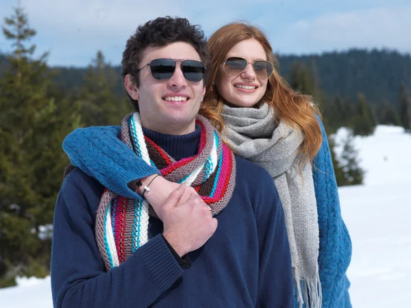 Pareja divirtiéndose en espectáculo fresco en vacaciones de invierno —  Fotos de Stock