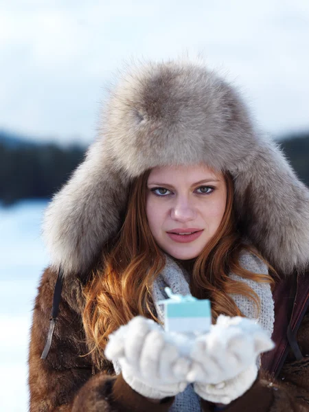 여자 겨울 장면에서 선물 — 스톡 사진