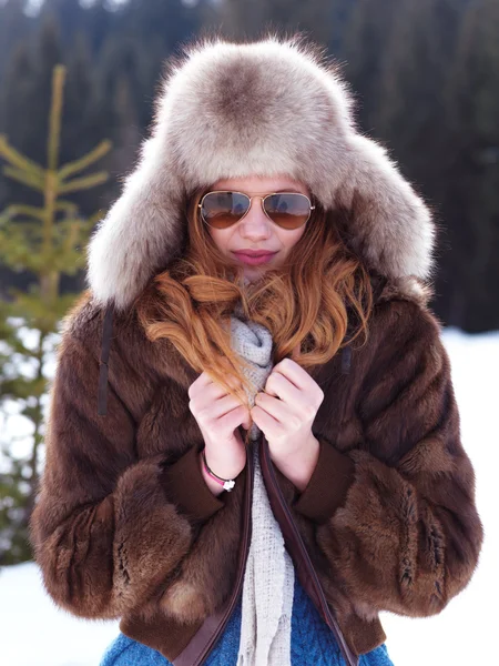 Mooie jonge rode haren vrouw in sneeuw landschap — Stockfoto