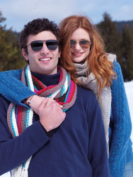 Pareja divirtiéndose en espectáculo fresco en vacaciones de invierno —  Fotos de Stock