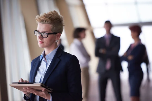 Femme d'affaires au bureau avec tablette — Photo