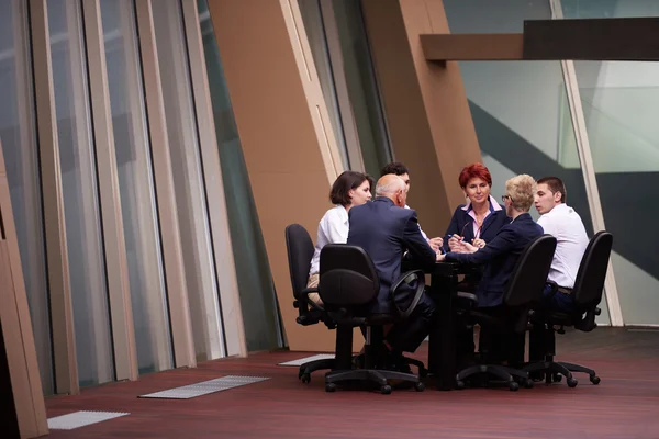 Бізнесмени групуються на зустрічі в сучасному офісі — стокове фото