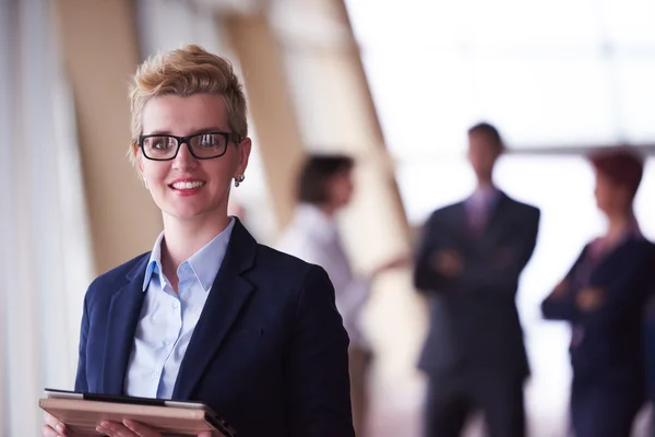 Femme d'affaires au bureau avec tablette — Photo