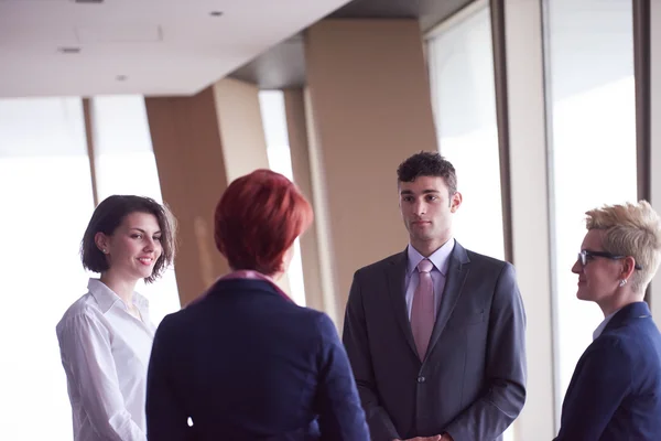 Grupo de gente de negocios en la reunión en la oficina brillante moderna —  Fotos de Stock