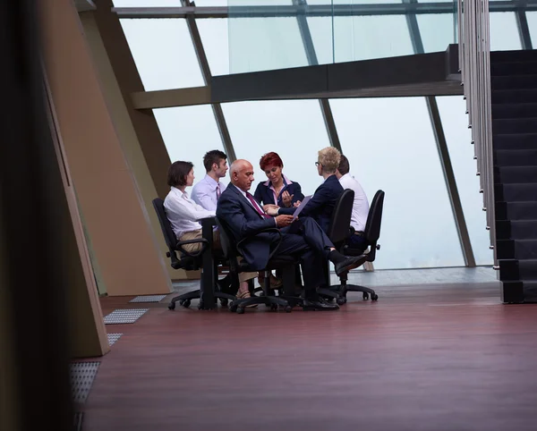 Grupo de empresários em reunião no escritório moderno — Fotografia de Stock