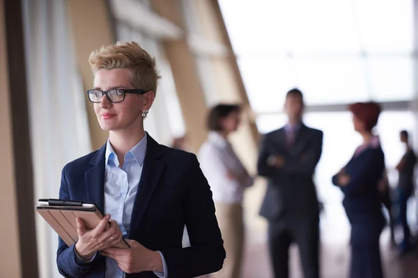 Femme d'affaires au bureau avec tablette — Photo