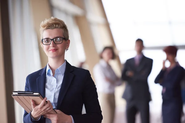 Femme d'affaires au bureau avec tablette — Photo