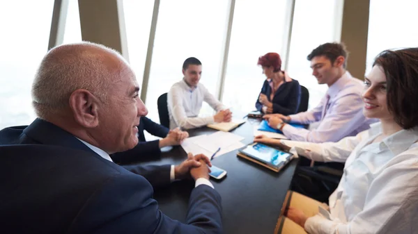 Grupo de gente de negocios en la reunión en la oficina brillante moderna — Foto de Stock