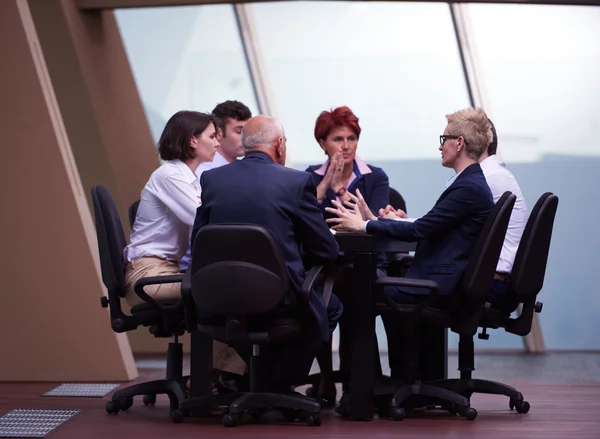 Gruppo di uomini d'affari in riunione presso l'ufficio moderno — Foto Stock