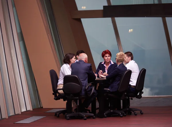 Grupo de gente de negocios en la reunión en la oficina moderna — Foto de Stock