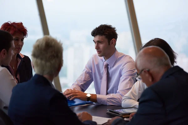 Mensen bedrijfsgroep op vergadering op moderne heldere kantoor — Stockfoto