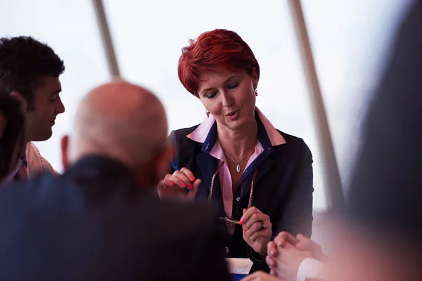 Grupo de gente de negocios en la reunión en la oficina brillante moderna — Foto de Stock