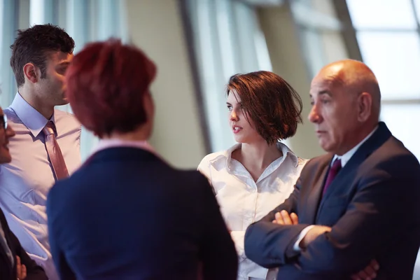 Grupo de gente de negocios en la reunión en la oficina brillante moderna — Foto de Stock