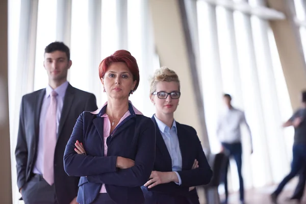 Diverse Geschäftsleute Gruppe mit rothaarigen Frau vor — Stockfoto