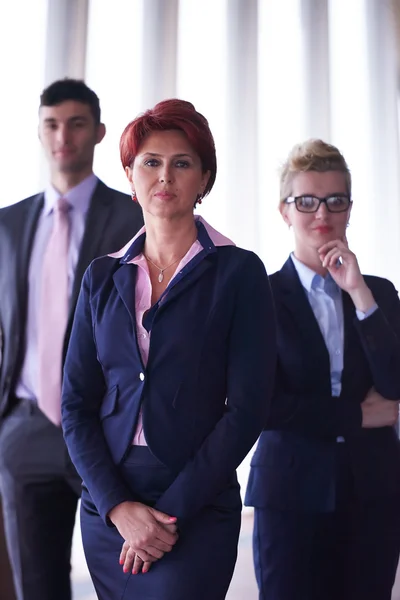 Diversi uomini d'affari gruppo con i capelli rossi donna di fronte — Foto Stock