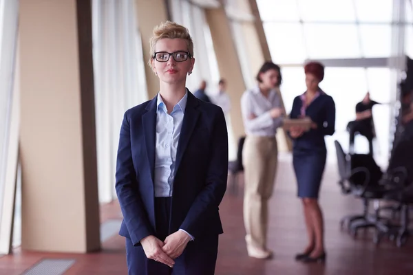 Groupe de gens d'affaires, femme devant en tant que chef d'équipe — Photo