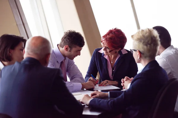 Gente de negocios grupo firma contrato — Foto de Stock