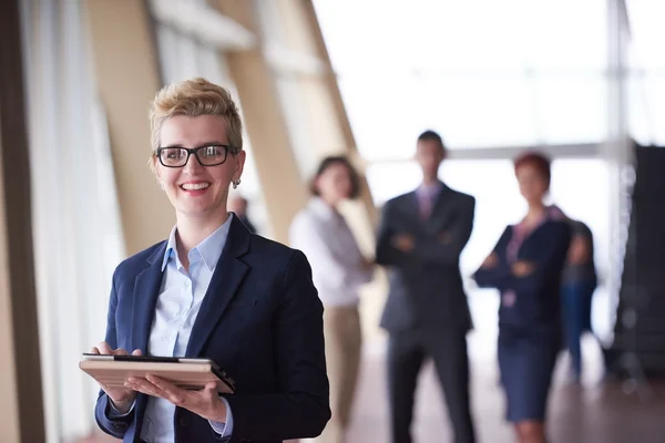 Femme d'affaires au bureau avec tablette — Photo