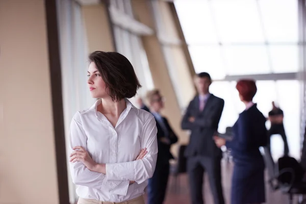 Mensen bedrijfsgroep, vrouw vooraan als teamleider — Stockfoto