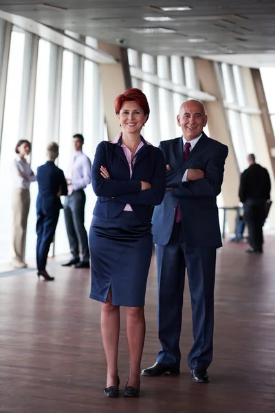 Verschillende mensen de bedrijfsgroep met redhair vrouw vooraan — Stockfoto