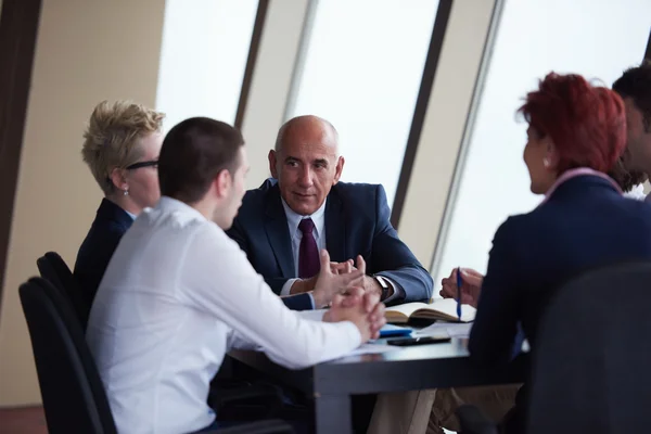 Grupo de gente de negocios en la reunión en la oficina brillante moderna — Foto de Stock