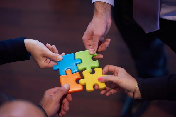 Assembling jigsaw puzzle — Stock Photo, Image