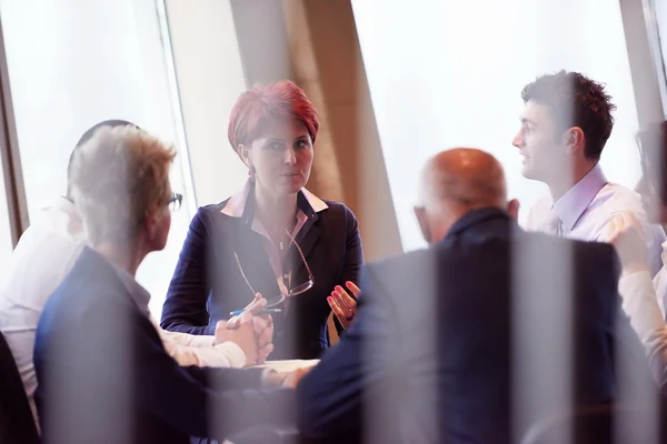 Grupo de gente de negocios en la reunión en la oficina brillante moderna —  Fotos de Stock