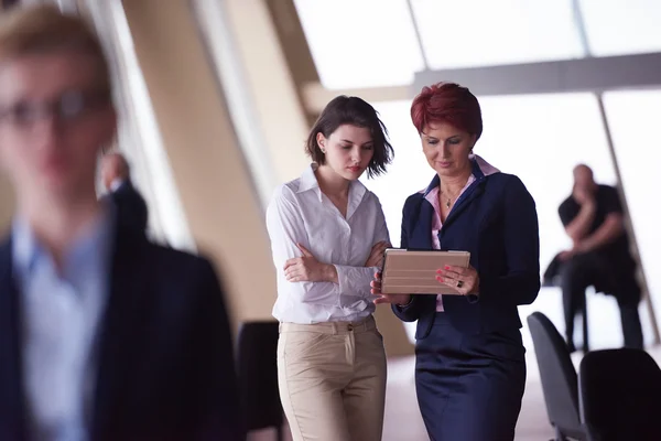 Grupo de gente de negocios, mujer en frente como líder del equipo —  Fotos de Stock