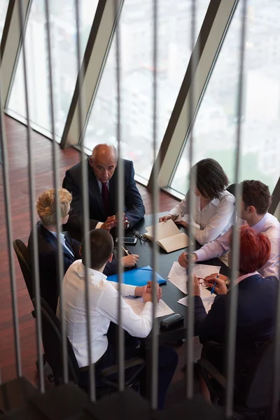 Grupo de gente de negocios en la reunión en la oficina brillante moderna — Foto de Stock