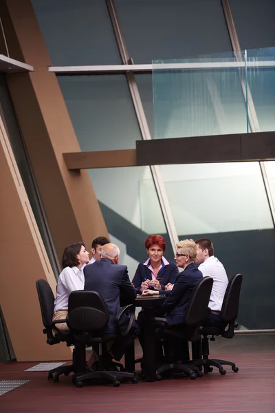 Grupo de gente de negocios en la reunión en la oficina brillante moderna —  Fotos de Stock