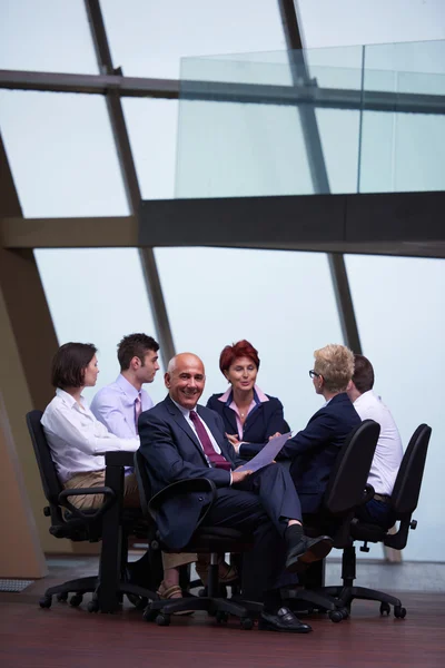 Grupo de gente de negocios en la reunión en la oficina brillante moderna — Foto de Stock